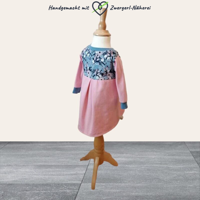 Tunika rosa und blau mit Blumenmotiv aus Bio-Baumwolle handmade auf Kleiderpuppe hinten