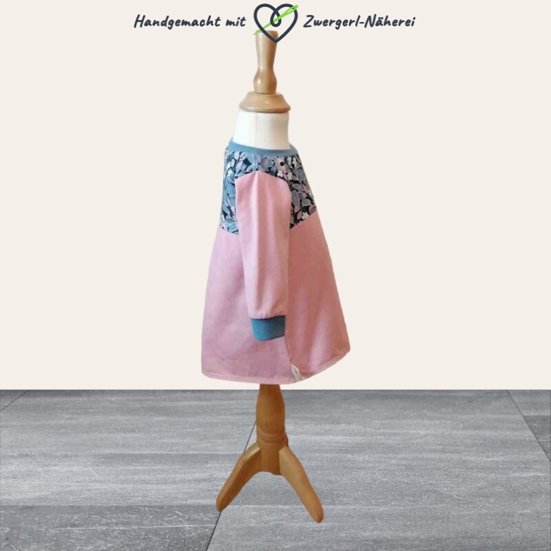 Tunika rosa und blau mit Blumenmotiv aus Bio-Baumwolle handmade auf Kleiderpuppe seitlich