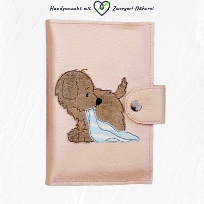 Mutterkindpass-Hülle handmade Kunstleder und Stoff in rosé Hund-Stickapplikation vorne