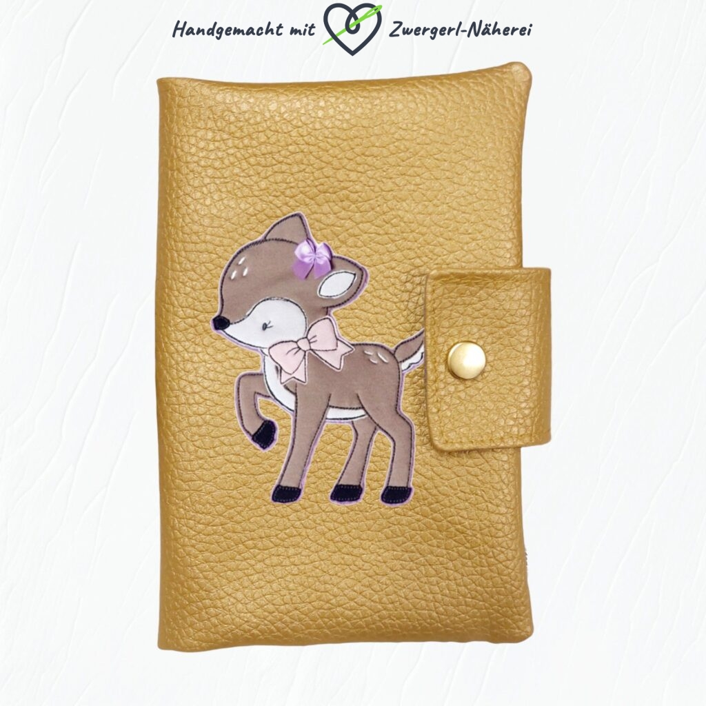 Mutterkindpasshülle goldenes Kunstleder und Stoff mit Rehkitz-Bambi-Stickapplikation handmade für Babys und Kinder