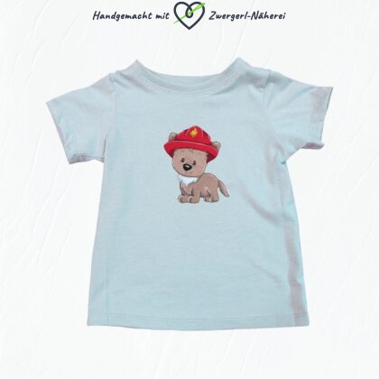 Kinder T-Shirt Frostblau mit Feuerwehr-Hund Vorderansicht handmade Kindermode und Babybekleidung