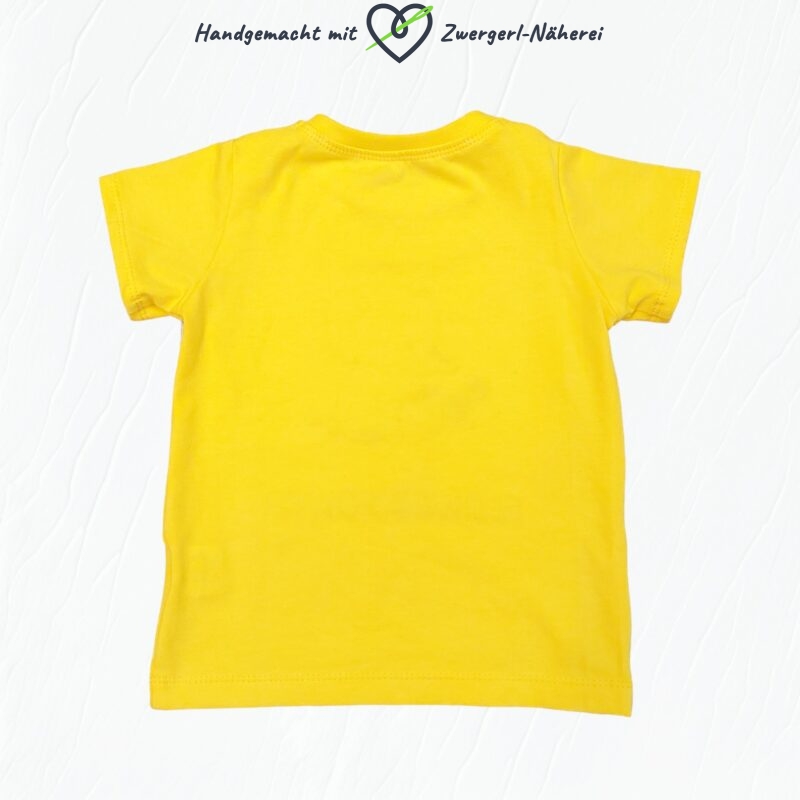 Kinder T-Shirt Gelb mit Stickapplikationen und Knopfblume aus Bio-Baumwolle Rückansicht handmade Kindermode und Babybekleidung