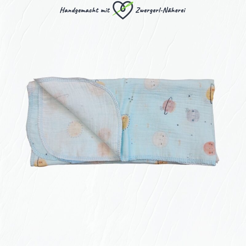 Premium-Stoffwindel aus Bio-Baumwolle Hellblau mit Planeten gefaltet handmade Babyausstattung Babyaccessoires
