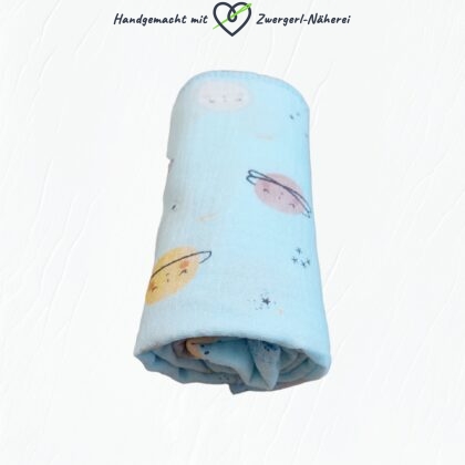 Premium-Stoffwindel aus Bio-Baumwolle Hellblau mit Planeten gerollt handmade Babyausstattung Babyaccessoires