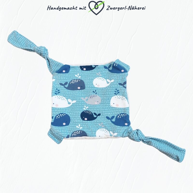 Schnuffeltuch Baby-Wale Blau und blaue Bänder aus Bio-Baumwolle Vorderseite