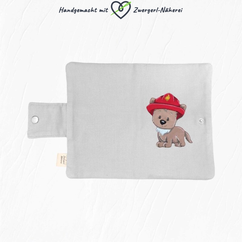 Mutterkindpass-Hülle Hellgrau Stoff personalisierbar Baby-Ausstattung in top handmade Qualität Rückansicht mit Stickmotiv