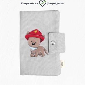 Mutterkindpass-Hülle Hellgrau Stoff personalisierbar Baby-Ausstattung in top handmade Qualität Vorderansicht mit Stickmotiv