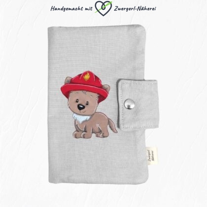 Mutterkindpass-Hülle Hellgrau Stoff personalisierbar Baby-Ausstattung in top handmade Qualität Vorderansicht mit Stickmotiv