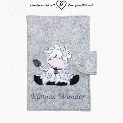 Mutterkindpass-Hülle Hellgrau personalisiert Kuh-Motiv Baby-Ausstattung in top handmade Qualität Vorderseite