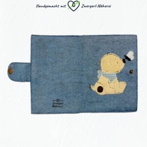 Mutterkindpass-Hülle aus blauem Wollfilz mit Hündchen-Stickapplikation in handmade Qualität Außenansicht