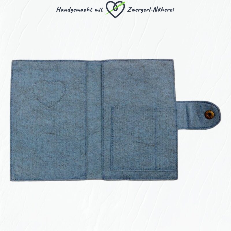 Mutterkindpass-Hülle aus blauem Wollfilz mit Hündchen-Stickapplikation in handmade Qualität Innenansicht