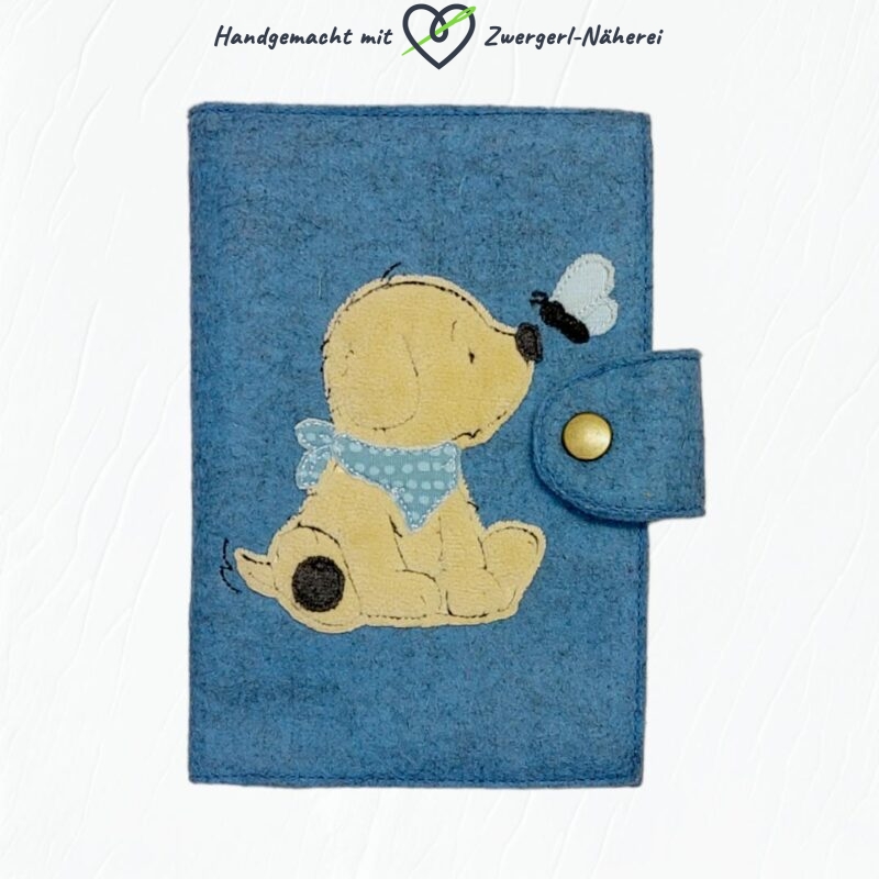 Mutterkindpass-Hülle aus blauem Wollfilz mit Hündchen-Stickapplikation in handmade Qualität Vorderansicht