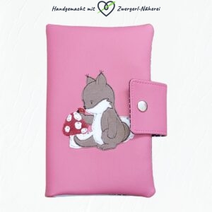 Mutterkindpass-Hülle rosa Kunstleder und tolle Stoffkombi mit Eichhörnchen-Motiv Stickapplikation handmade Vorderansicht