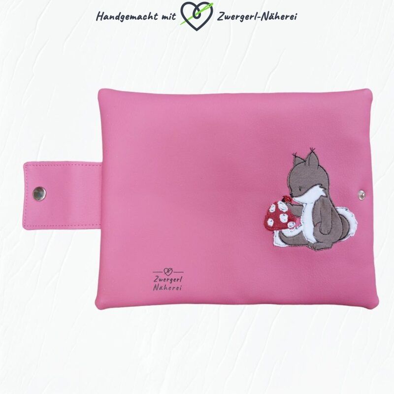 Mutterkindpass-Hülle rosa Kunstleder mit Eichhörnchen-Motiv in Top handmade Qualität Aussenansicht