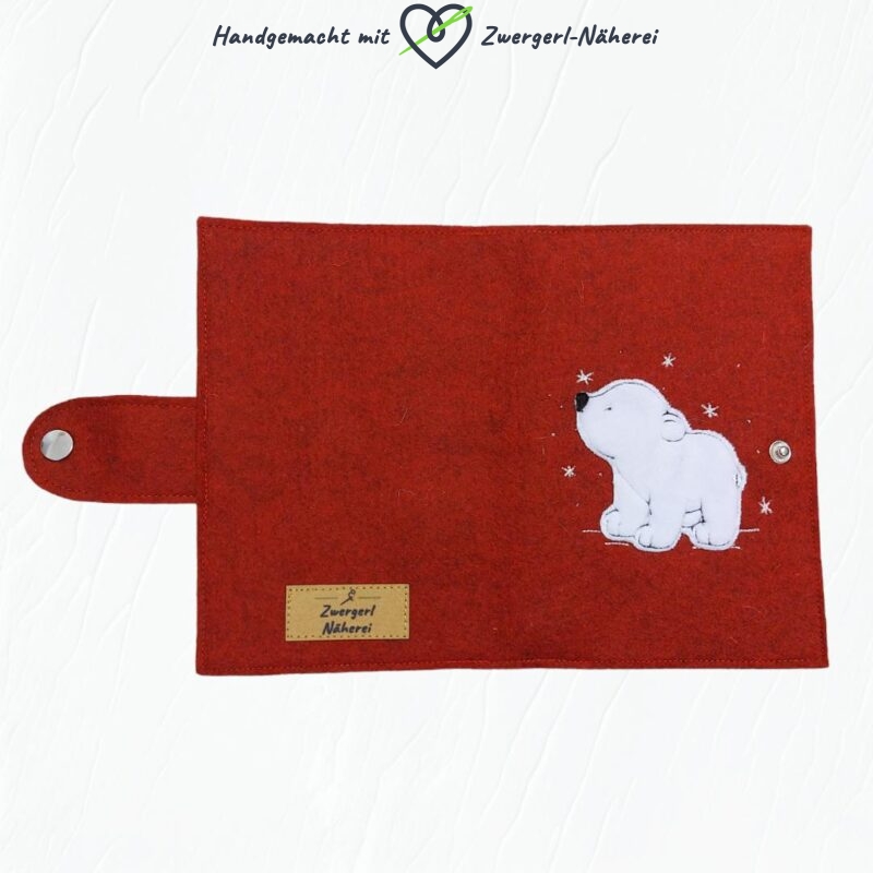 Mutterkindpass-Hülle roter Wollfilz mit Eisbär-Motiv Stickapplikation in Top handmade Qualität Aussenansicht