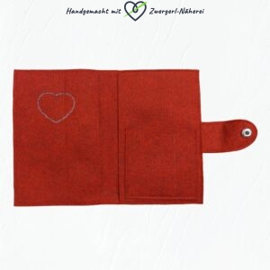 Mutterkindpass-Hülle roter Wollfilz mit Eisbär-Motiv Stickapplikation in Top handmade Qualität Innenansicht