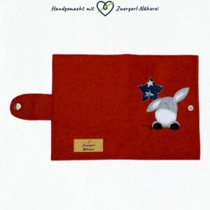 Mutterkindpass-Hülle roter Merino-Wollfilz mit Esel-Stickmotiv in Top handmade Qualität Rückansicht
