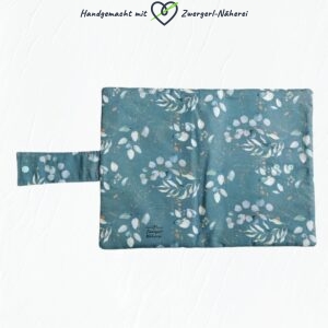 Windeltasche Grün mit Eukalyptus-Muster aus Baumwolle Wickeletui Baby-Accessoire in Top handmade Qualität Rückansicht