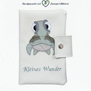 Mutterkindpass-Hülle cremefarbenes Kunstleder mit eingestickter Schildkröten-Applikation und Spruch handmade Vorderansicht