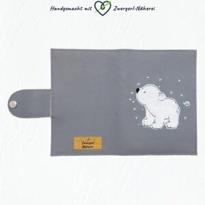 Mutterkindpasshülle dunkelgraues Kunstleder mit Eisbär-Motiv Stickapplikation handmade Top Qualität Aussenansicht